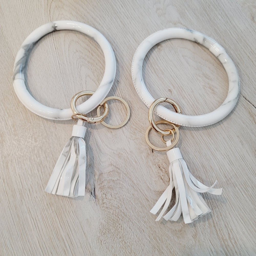 💕 NWOT Set of 2 Wristlet Bracelet Key Chain in White - Picture 13 of 13